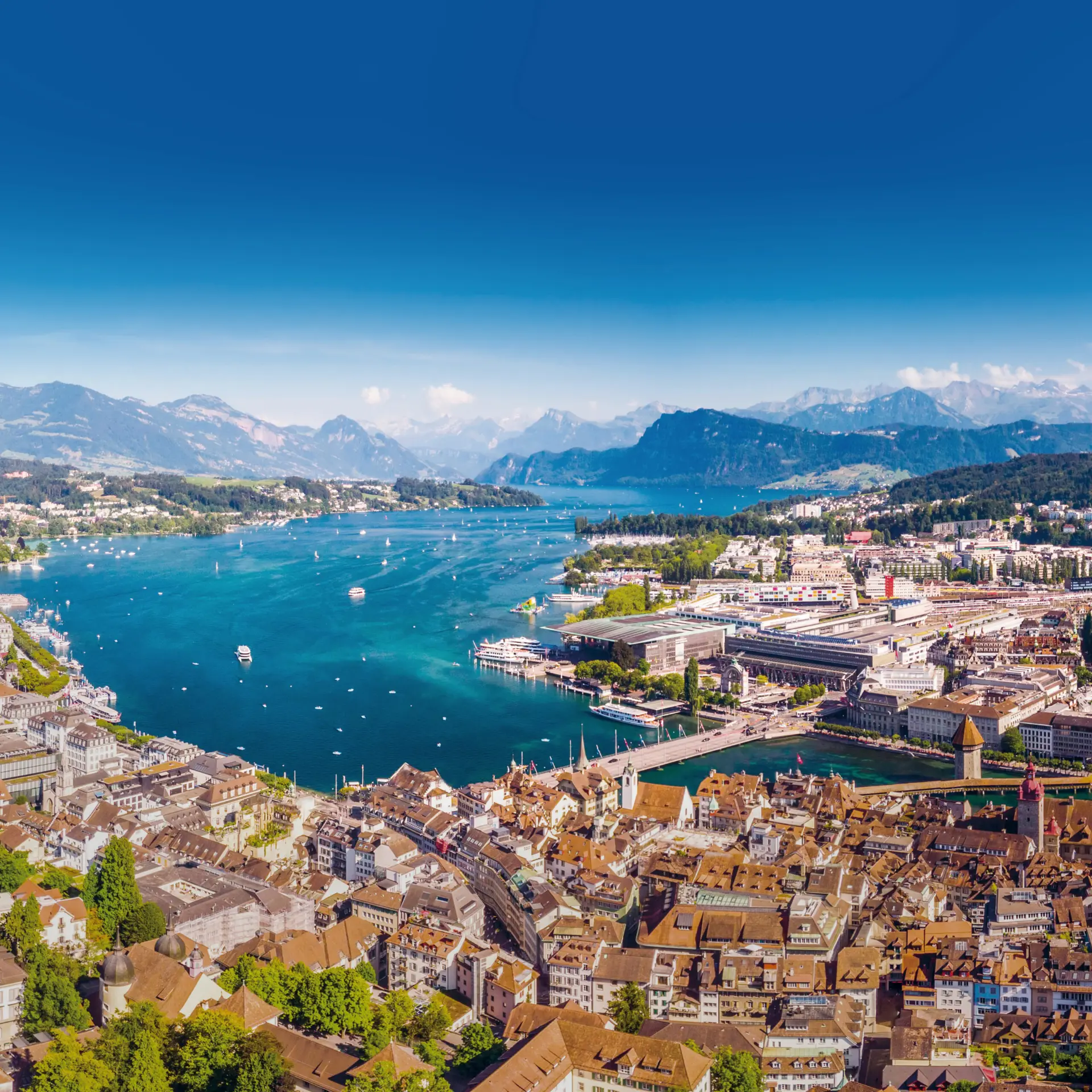 Luzern mit Kapellbrücke, Vierwaldstättersee und Pilatus